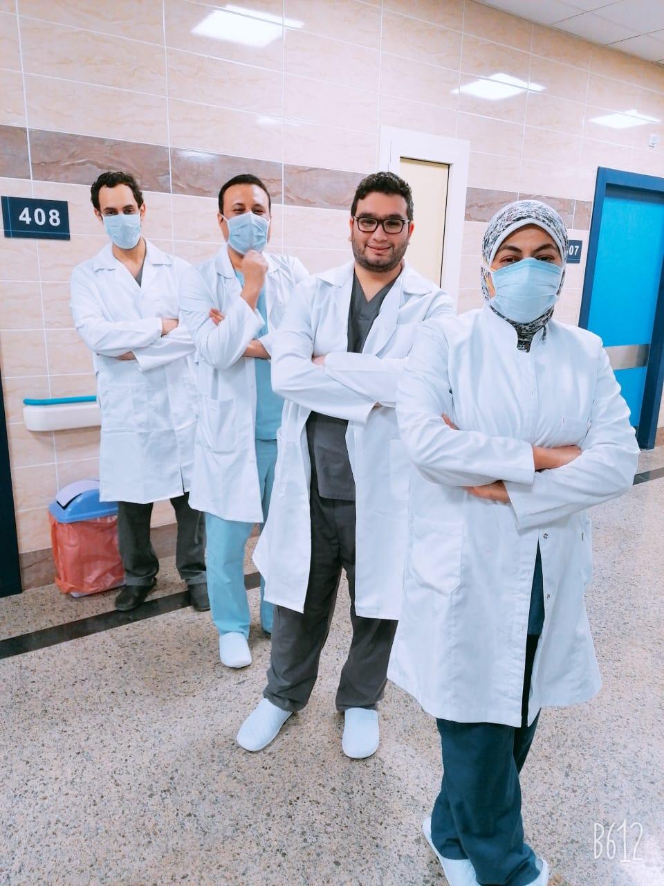 عودة 4  أطباء سالمين من أبناء  جامعة أسيوط بعد قضائهم  14 يوم عمل  بمستشفى العزل بابوتيج (2)