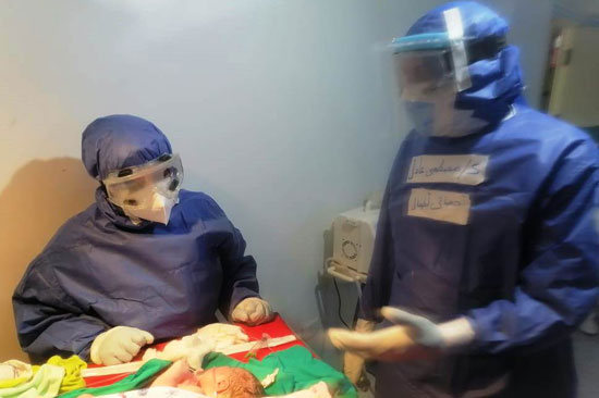 الفريق الطبى بمستشفى كفر الزيات بعد إنهاء عملية الولادة