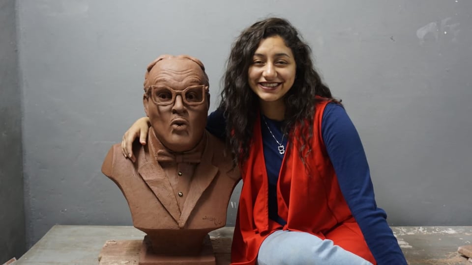 ماريا مع تمثال عبد المنعم مدبولى
