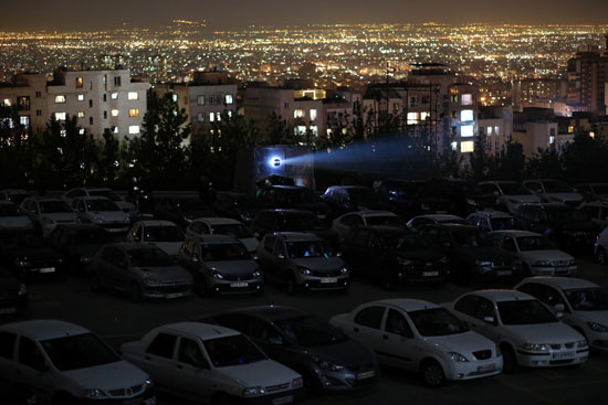 مئات الايرانيون يشاهدون فيلم جديد فى زمن الكورونا