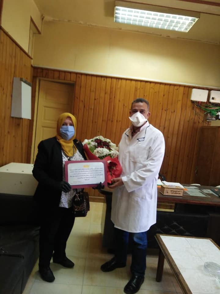 تقديم ورود ورسالة شكر للأطقم الطبية بمستشفى الحميات والبرلس المركزى (16)