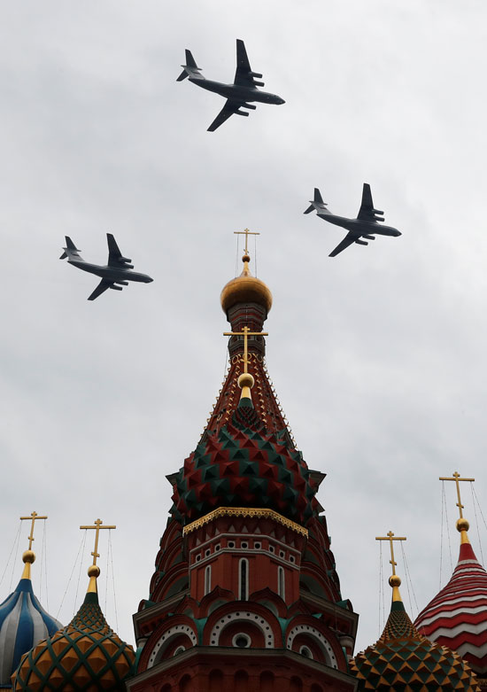 تحلق طائرات هليكوبتر عسكرية روسية فى تشكيل فوق كاتدرائية سانت باسيل
