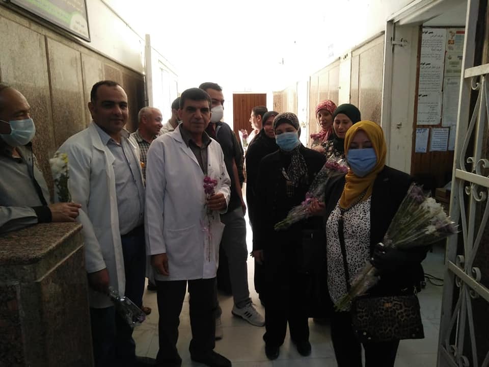 تقديم ورود ورسالة شكر للأطقم الطبية بمستشفى الحميات والبرلس المركزى (2)