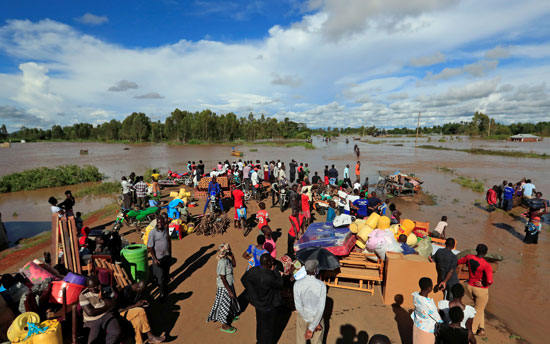 مئات الكينيين يهربون الفيضانات