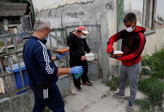 ناشط من الروما يحمل تبرعات غذائية
