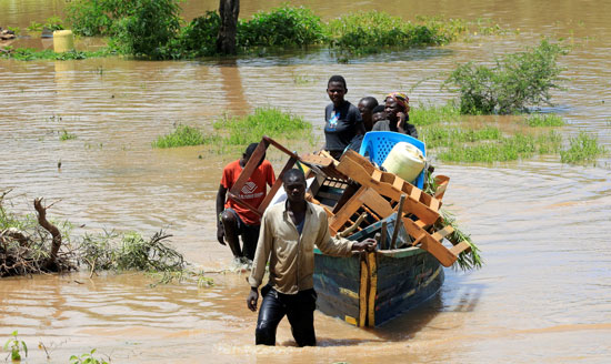 نقل احتياجاتهم باستخدام القوارب بعد غرق منازلهم