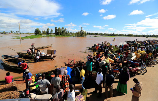 نقل مواطنين غرقت منازلهم بكينيا بسبب الفيضانات