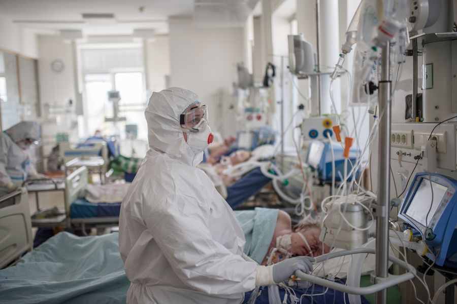العاملون الطبيون فى وحدة العناية المركزة بمستشفى روسية