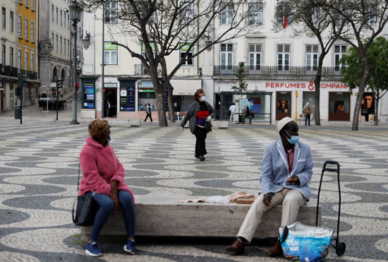 البرتغاليون ينزلون للشوارع مع تخفيف قيود كورونا