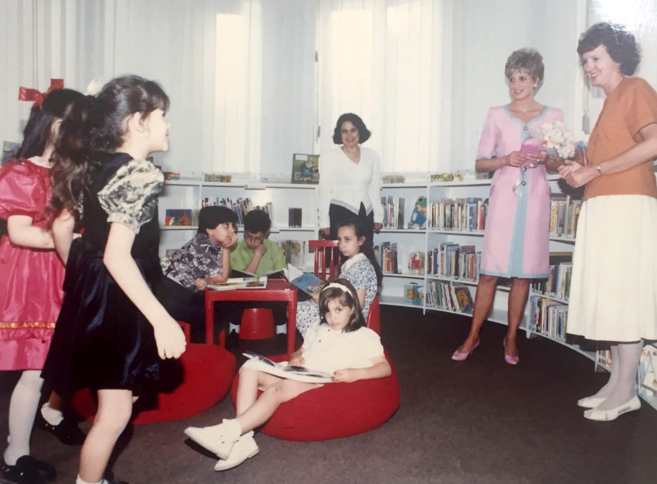 ملحق صور للأمير شارلز والأخيرة ديانا ورئيسة الوزراء السابقة تاتشر في زيارة لمكتبة المجلس الثقافي البريطاني في الثمانينات 2