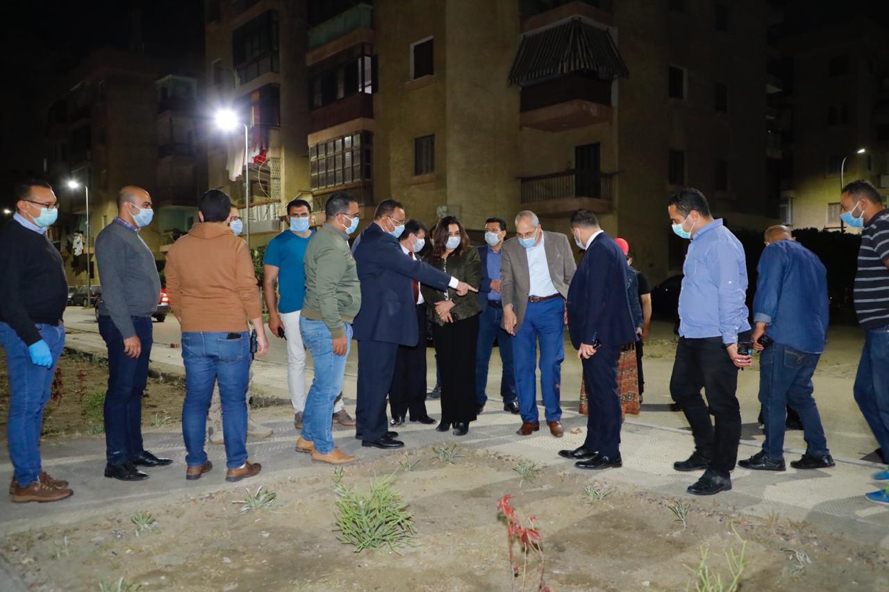  محافظ دمياط تتفقد السوق الحضارى برأس البر (1)