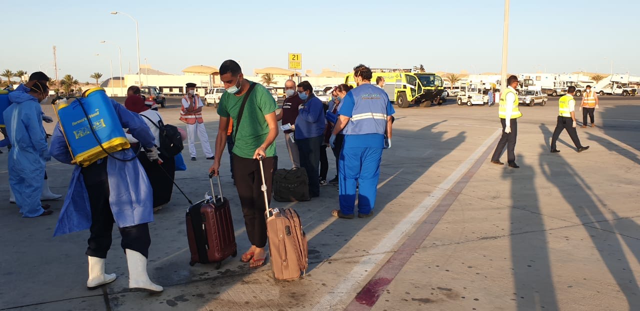 مطار مرسى علم الدولى يستقبل رحلة عالقين من الخارج قادمة من تنزانيا والخرطوم تقل 157 راكب  (4)