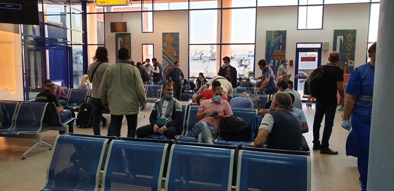 مطار مرسى علم الدولى يستقبل رحلة عالقين من الخارج قادمة من تنزانيا والخرطوم تقل 157 راكب  (2)