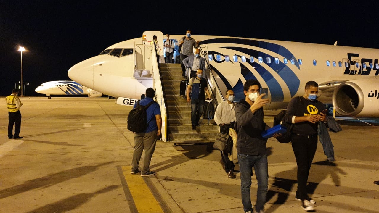 مطار مرسي علم الدولي يستقبل رحلة طيران لعالقين مصريين من العاصمة العراقية بغداد (1)