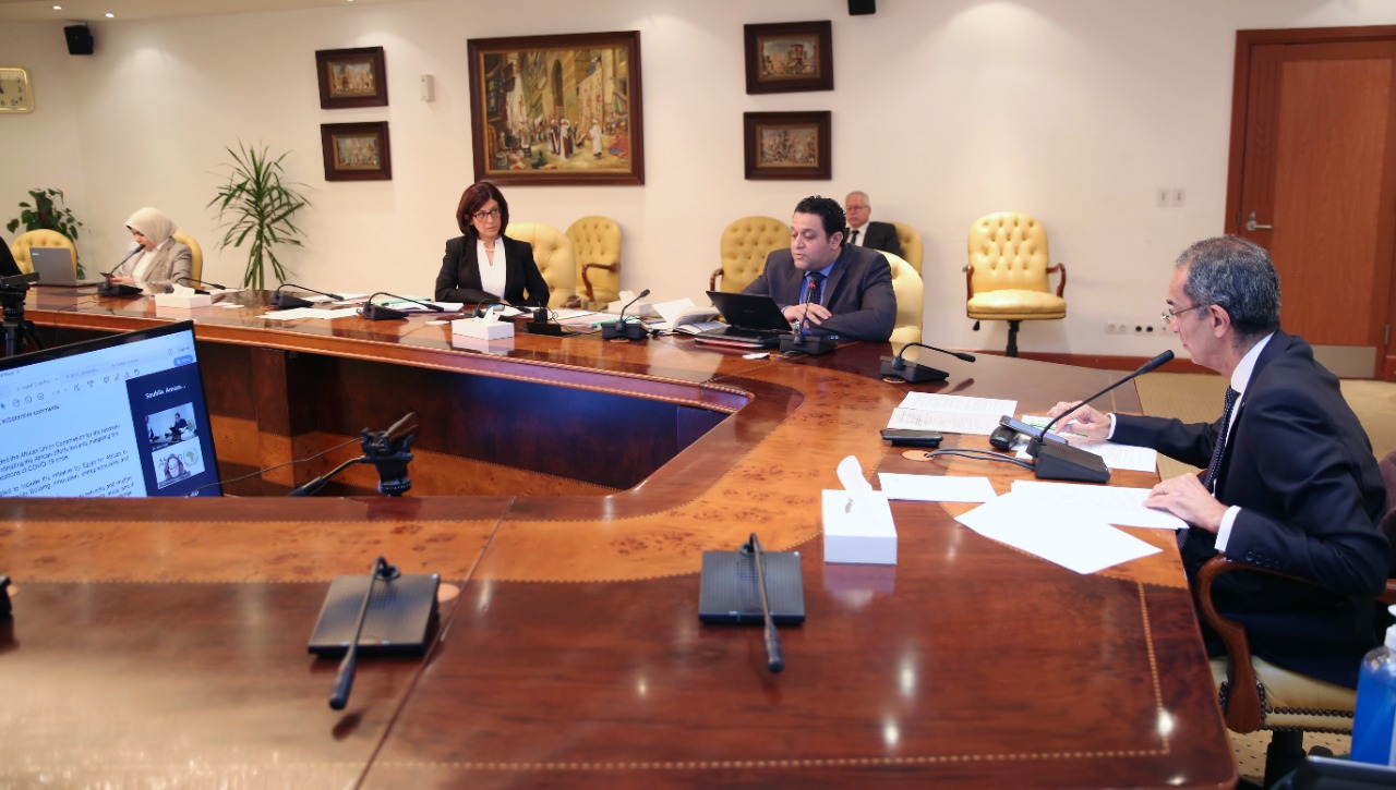 الوزير اثناء الاجتماع