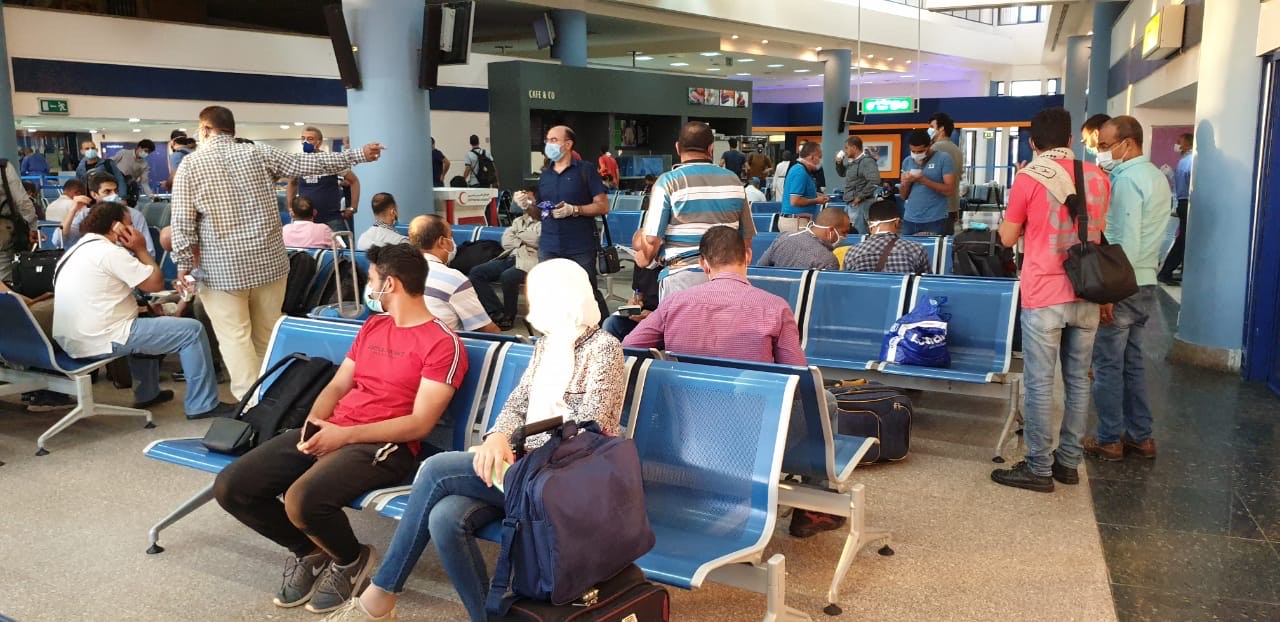 مطار مرسى علم الدولى يستقبل رحلة عالقين من الخارج قادمة من تنزانيا والخرطوم تقل 157 راكب  (3)