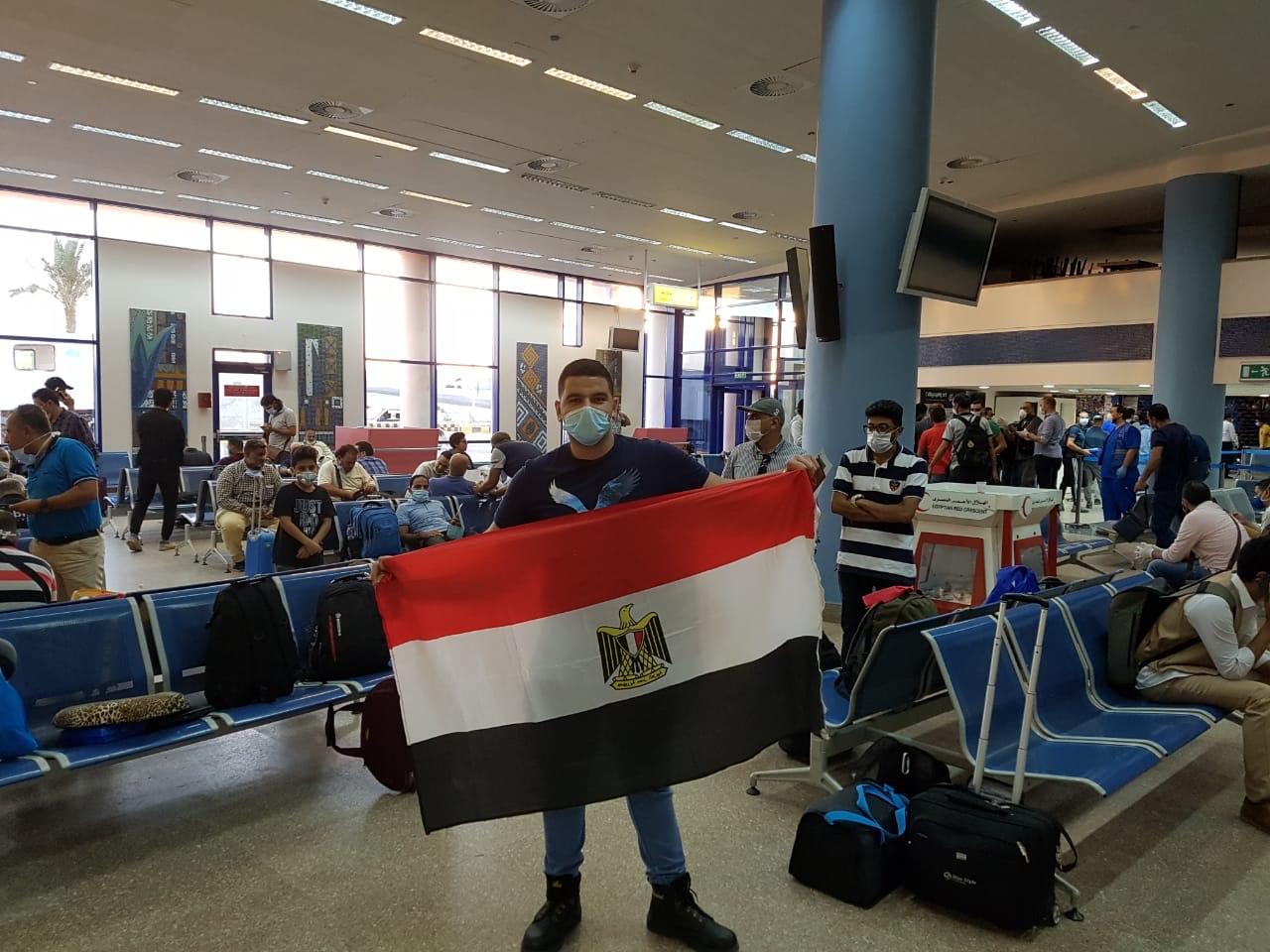 مطار مرسى علم الدولى يستقبل رحلة عالقين من الخارج قادمة من تنزانيا والخرطوم تقل 157 راكب  (6)