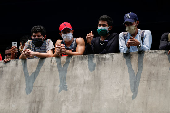 عدد من السلفادوريين المحتجين