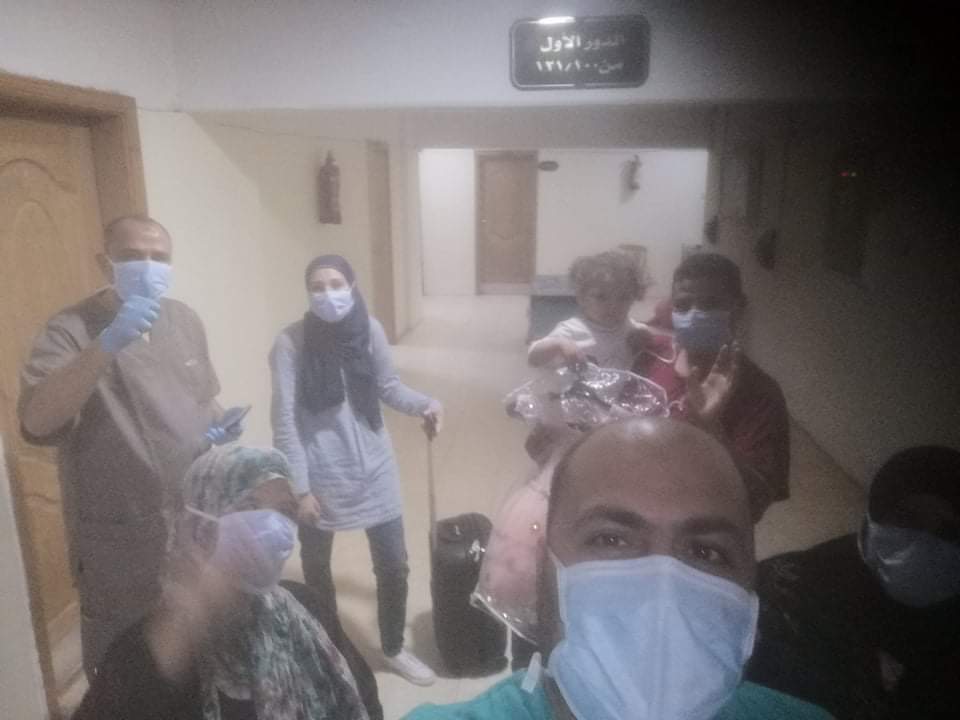 خروج متعافين من فيروس كورونا من مستشفى تمى الامديد بالدقهلية (4)