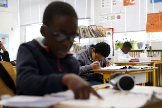 أحد الطلاب داخل المدرسة