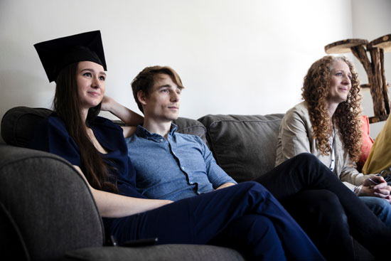 الطالبة أليكسيس لامورو تحضر حفل التخرج مع العائلة