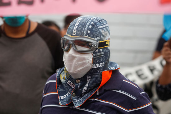 عامل بالقطاع الصحى فى بيرو يشارك فى المظاهرات