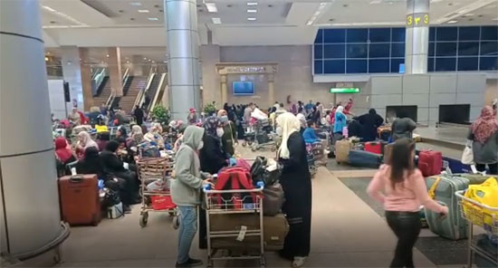 مطار-القاهرة-يستقبل-600-عالق-عائدين-إلى-الوطن-من-الكويت-(3)