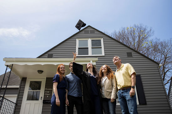 الطالبة و أسرتها بعد نهاية الحفل