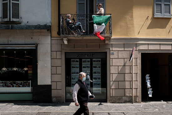 مواطن يسير بأحدى طرقات مدينة كودوجنو