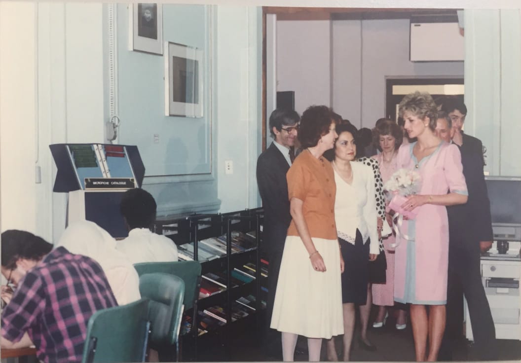 ملحق صور للأمير شارلز والأخيرة ديانا ورئيسة الوزراء السابقة تاتشر في زيارة لمكتبة المجلس الثقافي البريطاني في الثمانينات