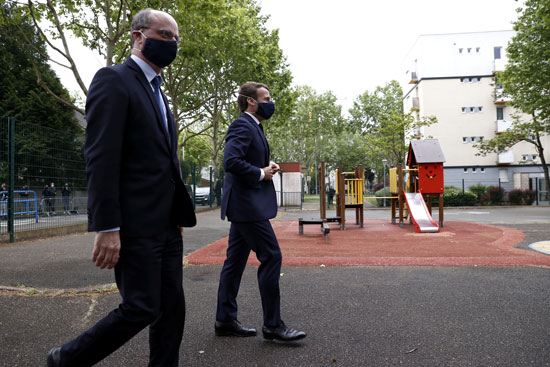 ماكرون و وزير التعليم الفرنسى يرتديان الكمامات خلال الزيارة