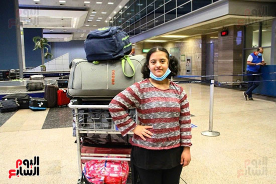 سيدة-مصرية-تحمل-حقائبها-فى-انتظار-الخروج-من-المطار