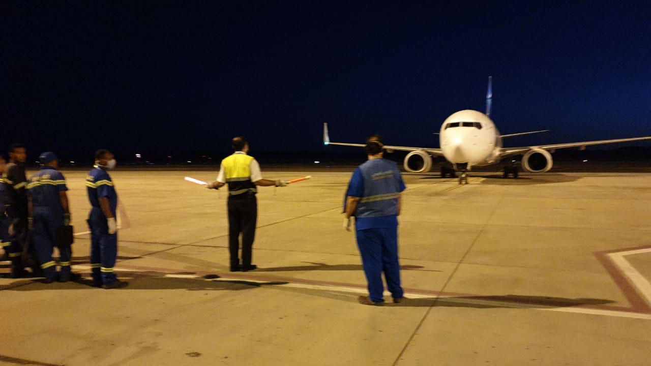 مطار مرسي علم الدولي يستقبل رحلة طيران لعالقين مصريين من العاصمة العراقية بغداد (3)