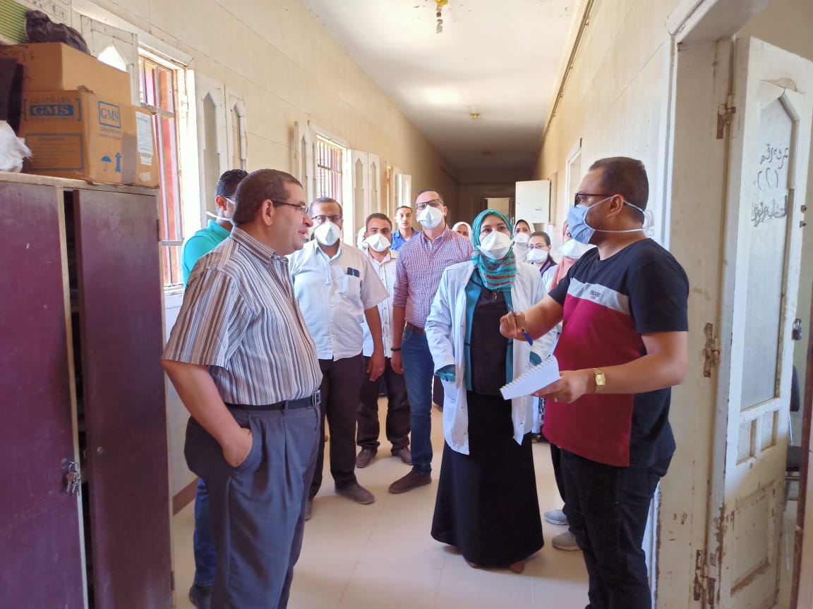 إحالة 37 طبيبا وصيدليا بمستشفى أبنوب المركزى للتحقيقات خلال جولة مفاجئة للصحة اليوم السابع