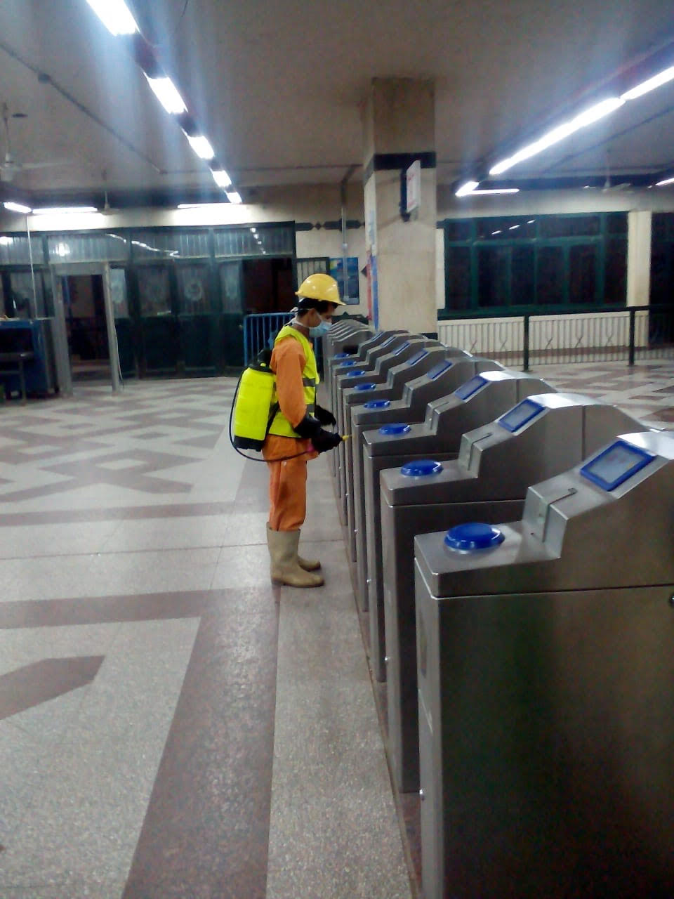 شركة المترو تواصل أعمال التعقيم والتطهير  (8)