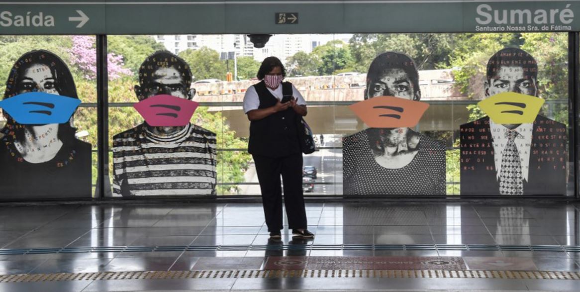 فنان برازيلي يضع كمامات على رسوماته في المترو للتوعية بفيروس كورونا  (2)