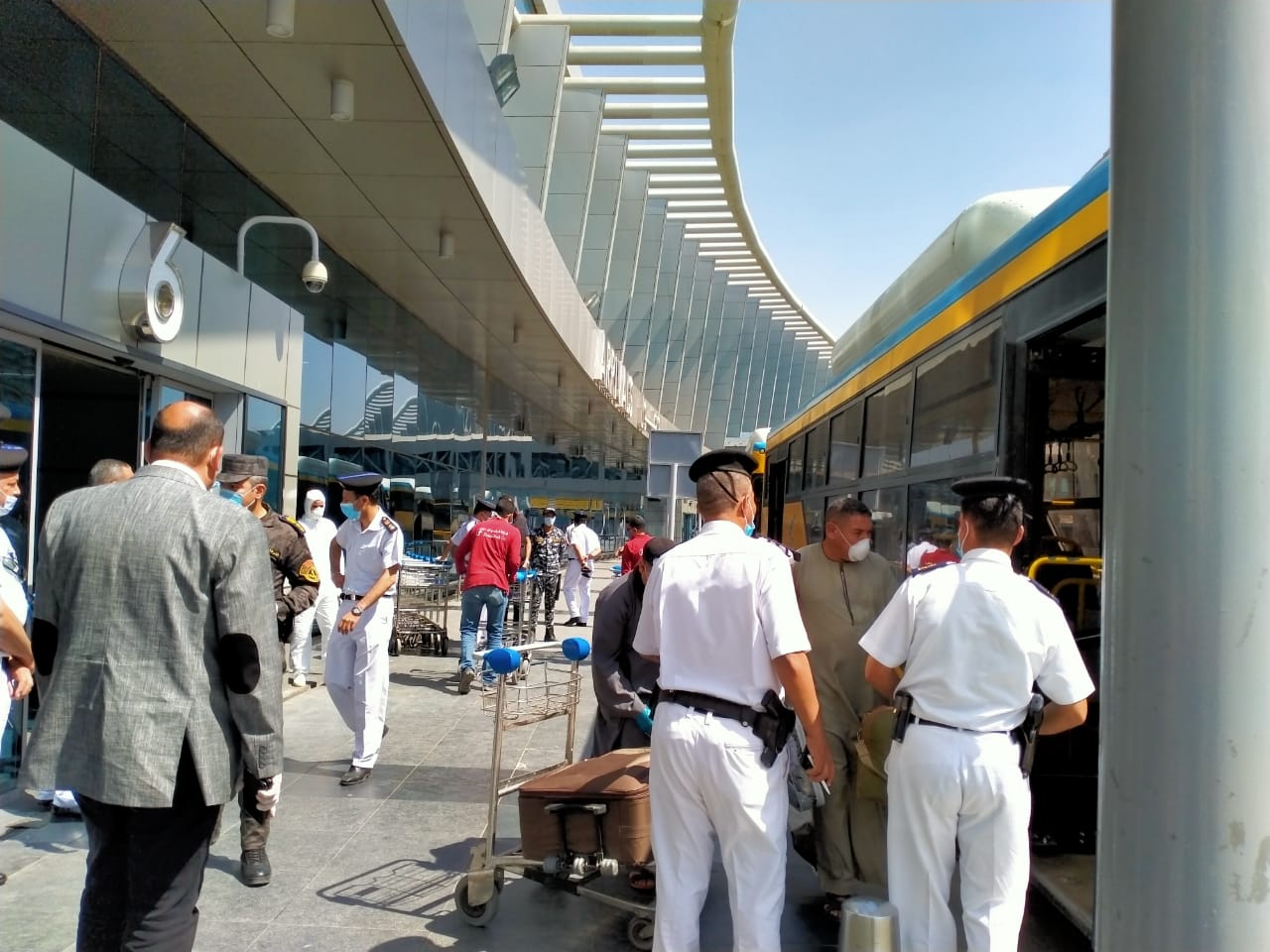 اتوبيسات النقل العام تنقل المصريين العائدين من الكويت للحجر الصحى  (3)
