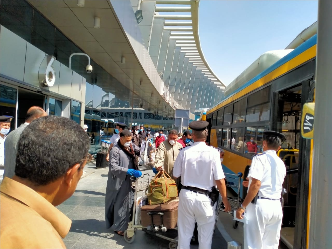 اتوبيسات النقل العام تنقل المصريين العائدين من الكويت للحجر الصحى  (7)
