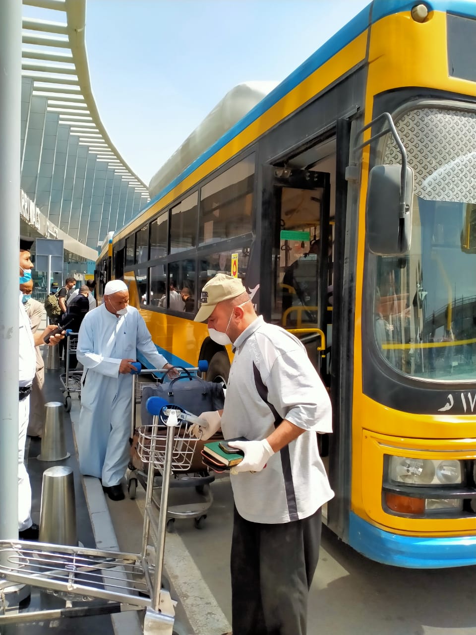 اتوبيسات النقل العام تنقل المصريين العائدين من الكويت للحجر الصحى  (1)