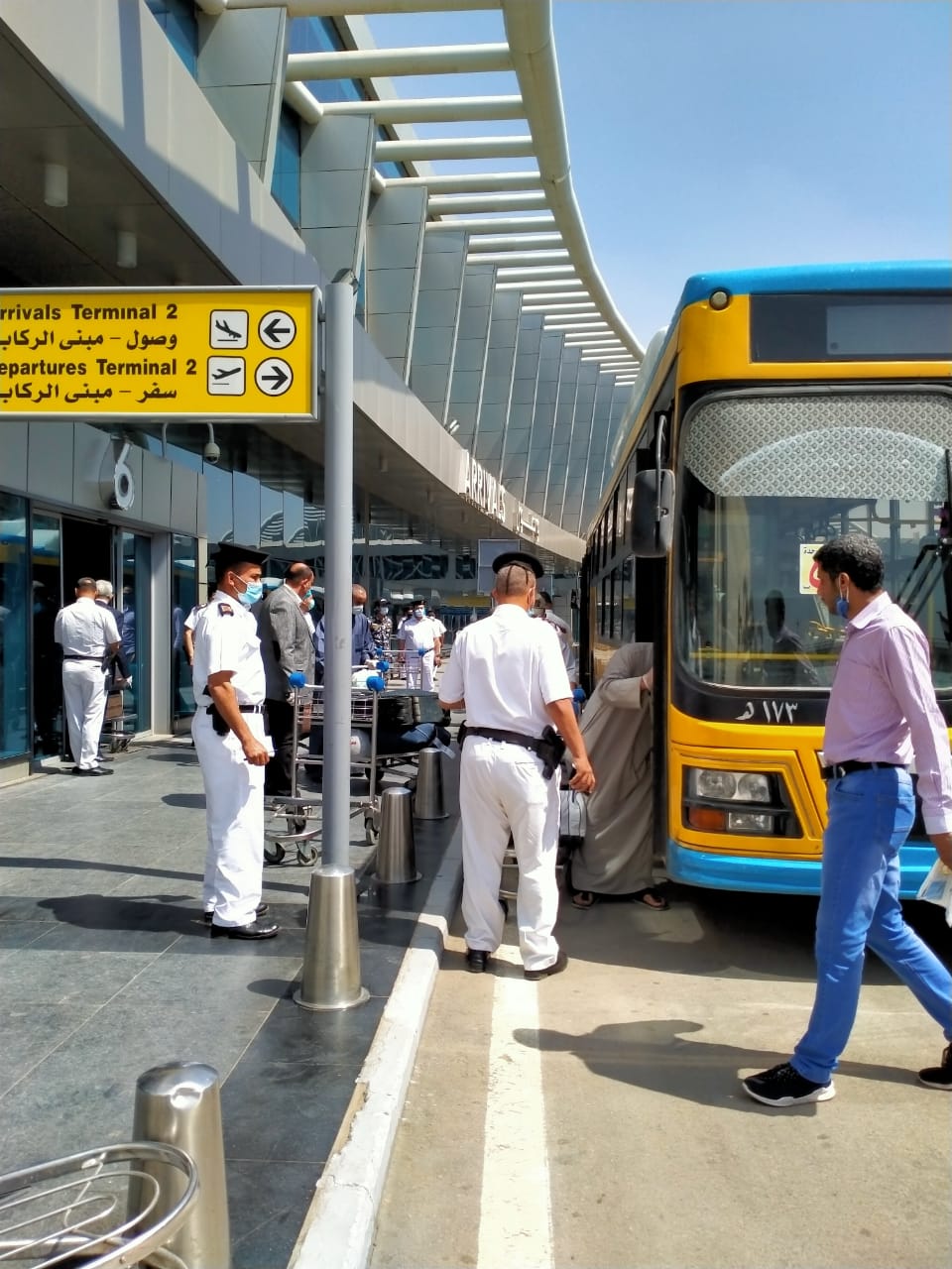 اتوبيسات النقل العام تنقل المصريين العائدين من الكويت للحجر الصحى  (9)