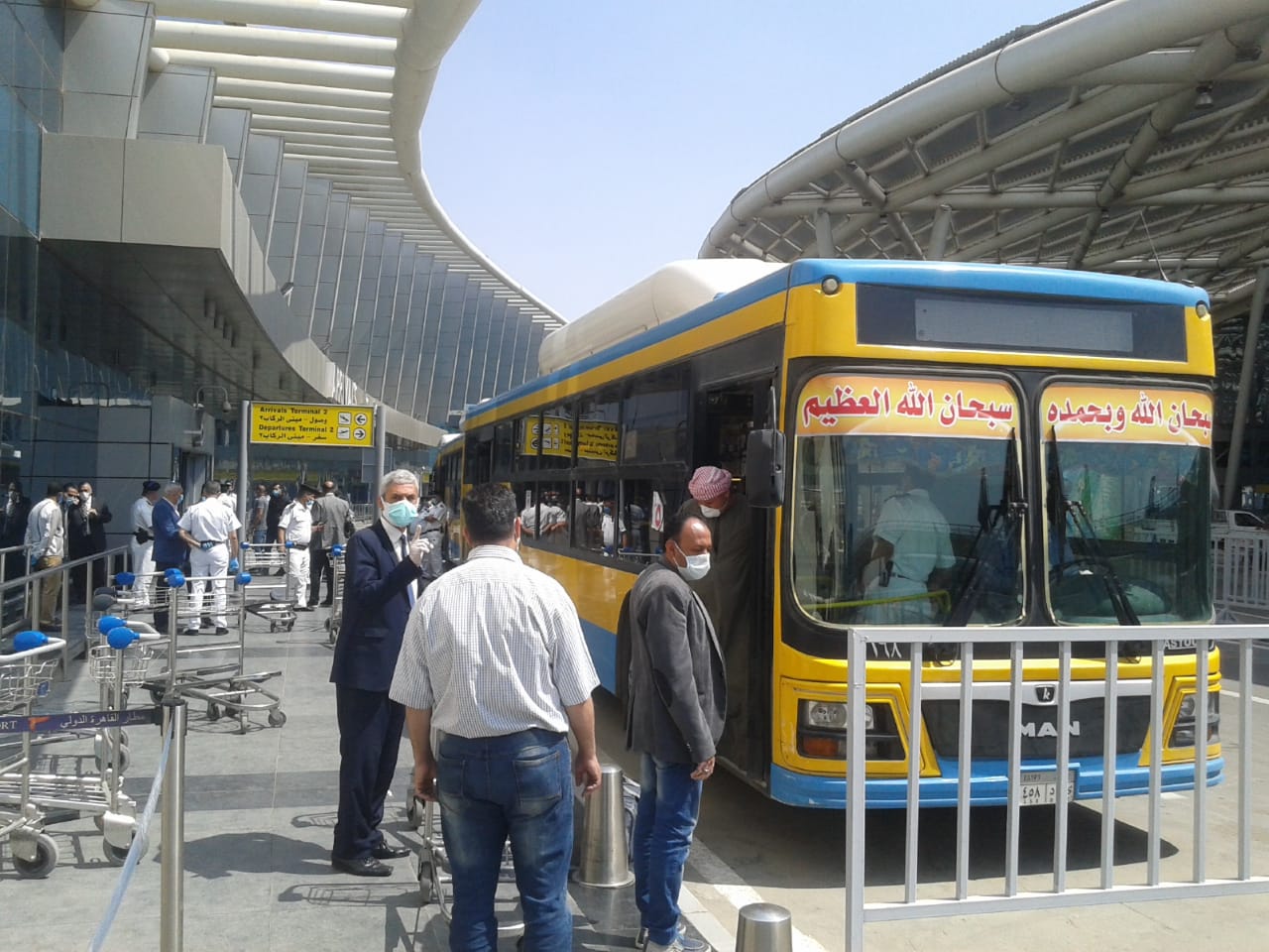 اتوبيسات النقل العام تنقل المصريين العائدين من الكويت للحجر الصحى  (8)