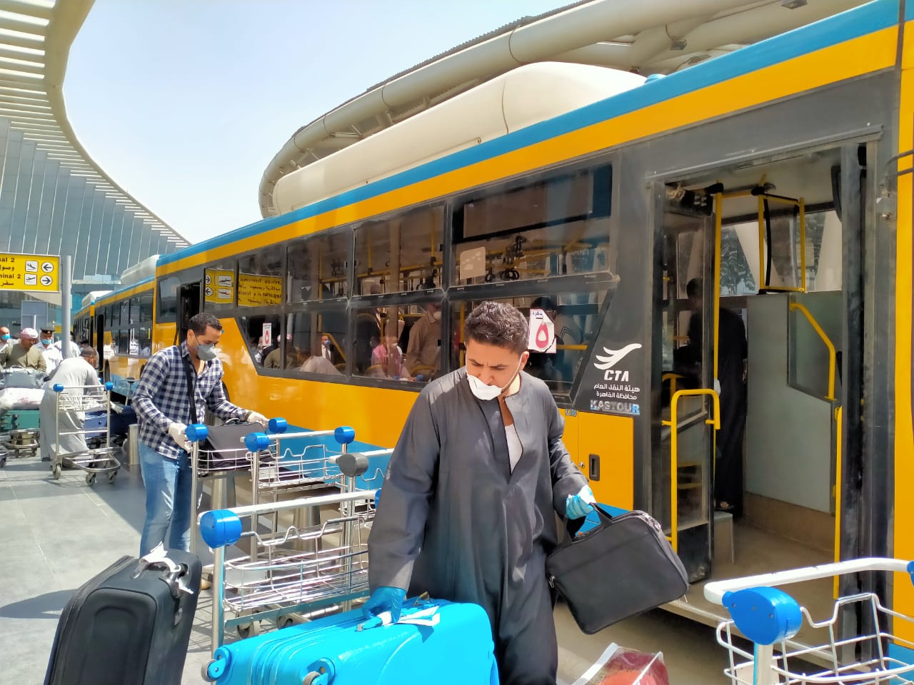 اتوبيسات النقل العام تنقل المصريين العائدين من الكويت للحجر الصحى  (14)