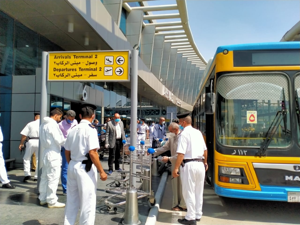 اتوبيسات النقل العام تنقل المصريين العائدين من الكويت للحجر الصحى  (6)