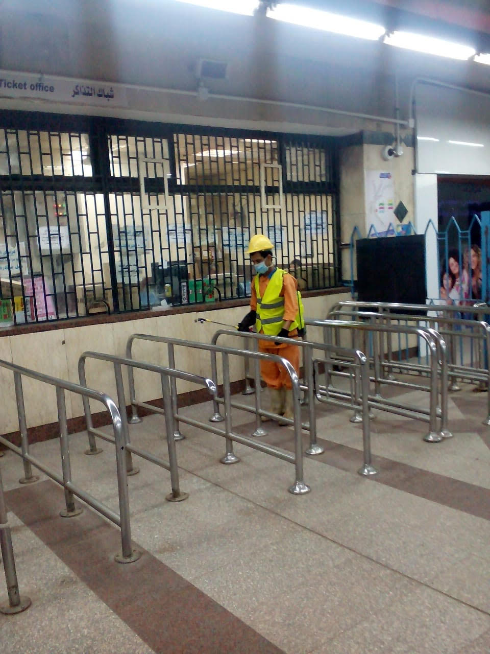 شركة المترو تواصل أعمال التعقيم والتطهير  (4)