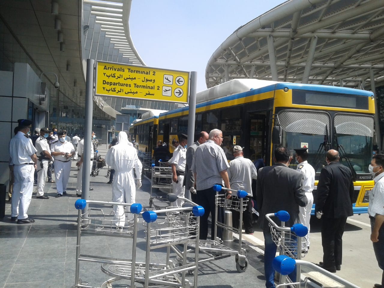 اتوبيسات النقل العام تنقل المصريين العائدين من الكويت للحجر الصحى  (15)