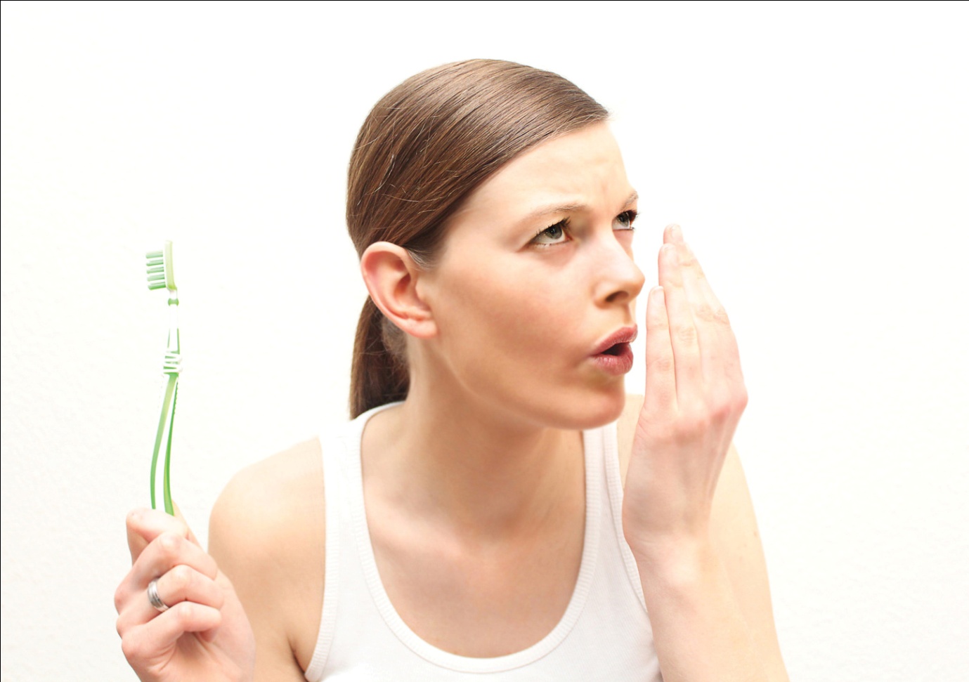 طرق طبيعية للتخلص من رائحة الفم (1)