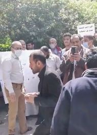 عالقون يمنيو أمام مقر السفارة اليوم