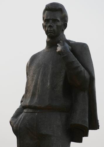 تمثال صالح سليم امام النادى الاهلى