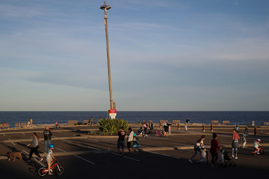 عدد من المواطنين يتمعون على الشاطئ