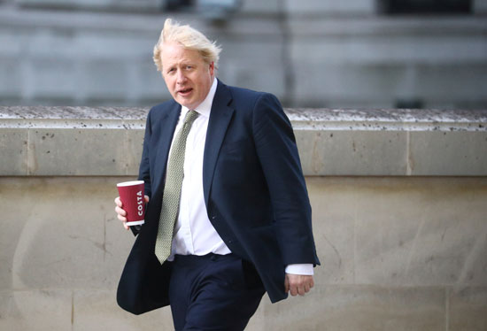 رئيس الوزراء البريطانى يحتسى القهوة
